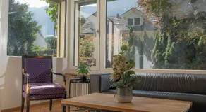  SKY Boutique Villa sleeps 4-10, Parking/Laundry, Close to Train/Bus/Town - Image 4