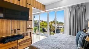 Bright coastal condo with pool access, private balcony & fast Wi-Fi - Image 2
