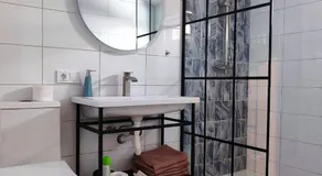 HYGGE HOME уютный коттедж с террасой и баней для проживания нескольких семей - Image 2