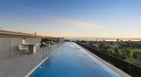 Luxury Parkside Stay with City and Bay Views - Image 3