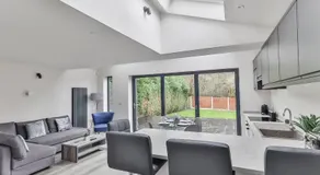 Spacious, Modern 2 bed Apartment with ensuites - Image 2