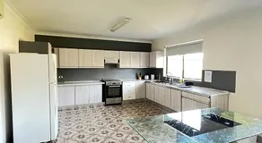 Spacious Queen Room in Lurnea - L3 - Image 4
