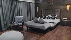 The Platinum Hotel - Image 4