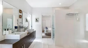 On Esplanade own flat & Pool, Manly cafe precinct - Image 2
