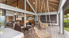 Coastal Bliss: 1BR Bungalow by the Sea in Moorea - Image 4