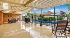 Modern family home with pool - Image 4