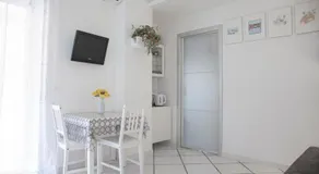 Poly's House - Image 4