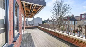 Modern 2-Bed Apartment 30 mins from Central London - Image 4