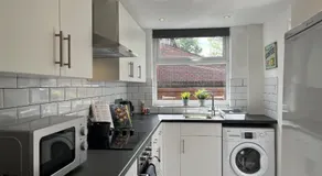 Maison-Confort-Salle de bain privée-Vue sur Rue-Warrington Lane - Image 3