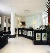 M Glamour Hotel - Image 2