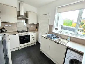 Charming 3-Bed Oasis-free parking - Image 3