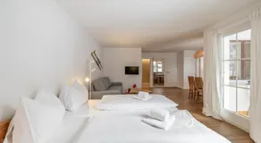 2302 Charmante 2,5-Zimmer-Wohnung mit Suedbalkon und stilvoller Einrichtung - Image 2