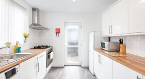 3BR - Near Stadium - Smart TVs - Image 3