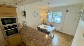 Spacious Comfortable 3-Bed Home - Private D… - Image 5