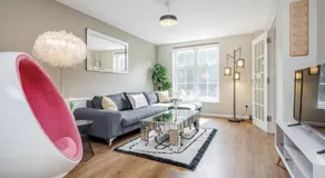 Stylish 3 Bed Sunningdale Center - Parking - LONG STAY discount - Image 2