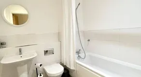 Spacious 2 bed ground floor apartment, Free parking, close to Historic dockyard & Gunwharf Quays - Image 5
