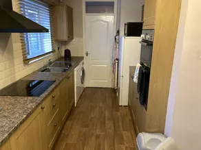 Spacious detached bungalow with ample parking - Image 2