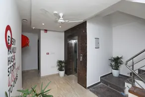 Collection O One8 Wave Mall Near Gomti Riverfront Park - Image 3