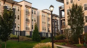 Landing Stylish 1BD Gym Pool - Image 3