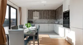 Modern Two Bedrooms Flat in Julien Road, CR5, London - Image 4