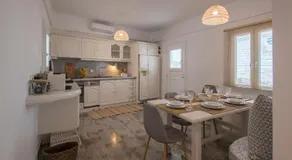 Ammos Luxury Rooms & Home - Image 4
