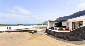 Famara Beach House on the Shore mit Gemeinschaftspool, Meer-/Bergblick und Wi-Fi - Image 3