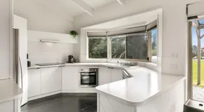 1 Oak - Rye Back Beach Accommodation - Image 3
