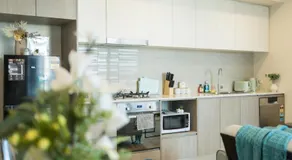Liverpool 2 bedroom apartment with convenient transportation and surrounded by food - Image 5