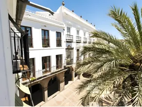 Hotel Las Palmeras by Vivere Stays - Image 5