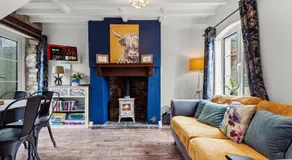 Charming 2-BR Cottage in Stonehouse with Courtyard Garden and Log Fire - Image 2