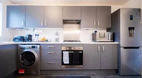 Spacious Luxurious Serviced Accommodation 2 - Image 5