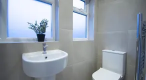 Luxury 4-Bed Terrace - 5 mins from Reading Station - Image 3