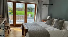 Cottage 7 mins from Henley with gated parking - Image 2