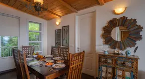 Hostie AJ's Retreat - Sunset Balcony 3BR home with Panoramic Valley Views - Image 3