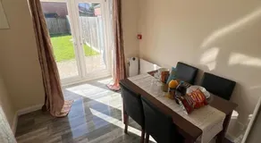 Spacious 3 bedroom house close to local amenities in Thamesmead - Image 4