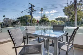 Spacious 2-Bed Apartment Close to City - Image 3