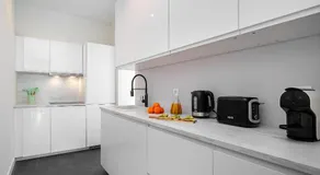 Whome - Brand New Luxury 4-Bed with Riverside Views & AC - Image 4