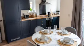 Cosy 2BR House - Space Centre - Free Parking - Image 3