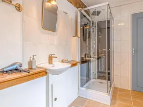 Spacious farmhouse with garden in Val de Loire - Image 2