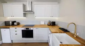Stylish 3-Bed Apartment in the Heritage Quarter - Image 3