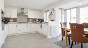 Spacious 4 Bedroom House in Milton Keynes for Families, Groups and Contractors - Image 4