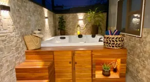 Refúgio Romântico com Jacuzzi Privativa perto do Centro Histórico - Image 2
