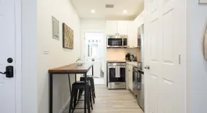 240-15 Luxury Studio Prime Location W&D - Image 3