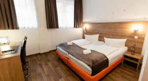 Orange Hotel und Apartments - Image 2