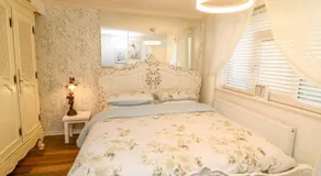 Ivys End Boutique Chic Manor Cottage Elegant & Sophisticated Retreat in Loughborough offering 3bedrooms - Image 2