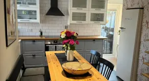 House - Sleeps 6 - Private Garden & Parking - Image 3