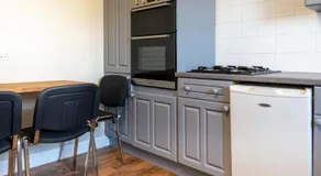 Apartment 16 - Image 5