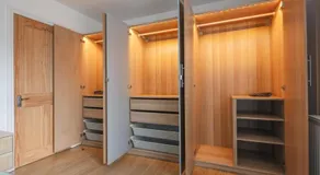 Spacious 3 Bedroom Home with PS5 and Pool Table Near O2 Arena Canary Wharf and Elizabeth Line to Central London - Image 4
