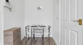 Stylish Central London Flat, Victorian Build, Sleeps 4 - Image 3