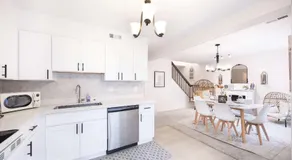 4B TH in Kirkland Woodinville Prime Location - Image 3